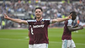 Chelsea Londra nu a renunțat la marele transfer al căpitanului rivalei West Ham, Declan Rice, pe Stamford Bridge!