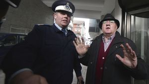 Dragomir dezlănțuit. Fostul șef al LPF lucrează la un roman de aventuri: "Este despre aurul lui Decebal. Patru mafii luptă să pună mâna pe comoara dacilor"