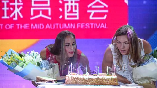 FOTO | Halep, sărbătorită de organizatorii de la Wuhan cu ocazia zilei de naștere. Simona a adoptat un nou stil vestimentar