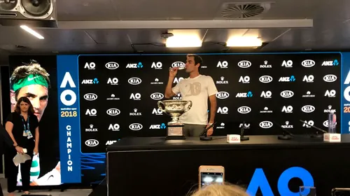 Federer zâmbește privind spre Halep și Wozniacki, după Australian Open-ul ciudățeniilor! Ambele finaliste de la feminin au petrecut mai mult timp pe teren decât campionul de la masculin