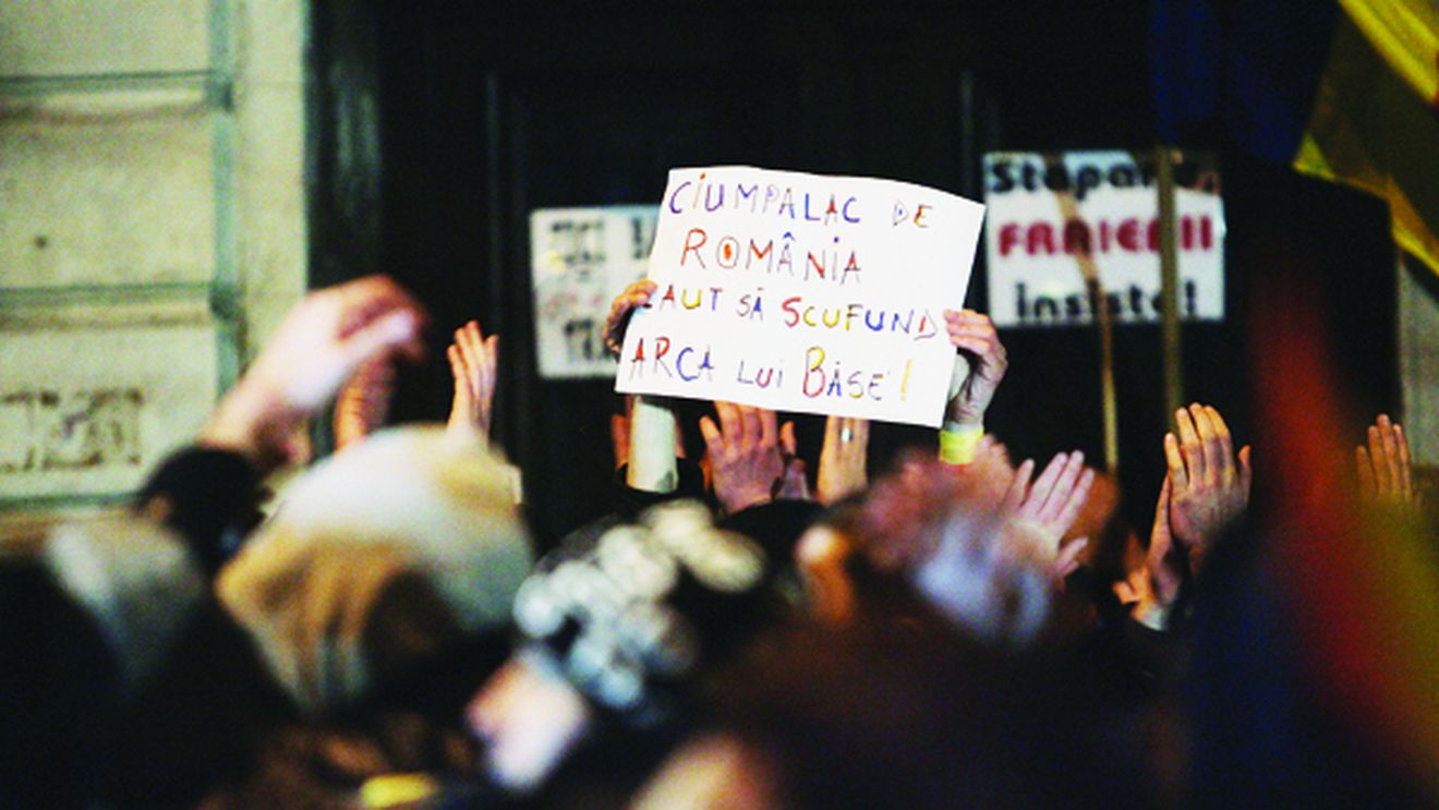 Membrii galeriilor mai multor echipe s-au unit pentru o cauză comună și au strigat:** "Cine sare, vrea schimbare!"