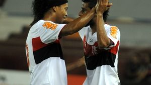 VIDEO A fost un ZEU în Europa, acum nu mai e respectat nici în America de Sud!** Ronaldinho, scuipat de un puști