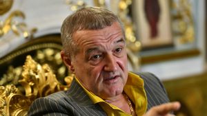 Gigi Becali n-a mai suportat și a luat decizia după 45 de minute! Fotbalistul, OUT de la FCSB la pauza meciului cu Manchester United