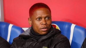 Au explodat salariile la Rapid București. Suma uriașă pe care a primit-o Njie și câți bani i-a dat Șucu la semnătură