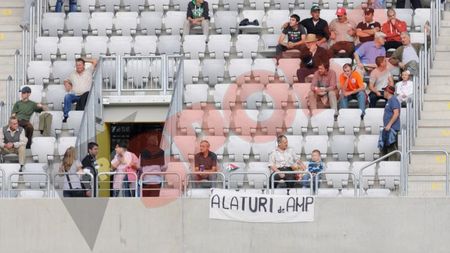 FOTO Un suporter clujean a afișat un banner pro Ana Maria Prodan** Vezi ce s-a întâmplat mai apoi