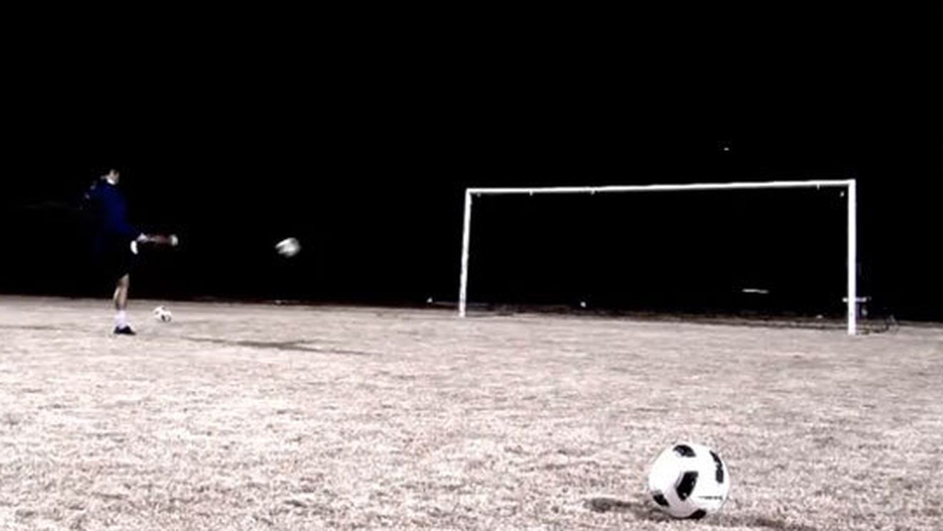 VIDEO** Fotbalistul complet! Portarul care dă goluri de la 80 de metri, apără ca Tătărușanu și dă în bară mai bine decât "Dinho"