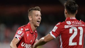 Linas Klimavicius e ca și plecat de la Dinamo. Dusan Uhrin, furios pe fundașul lituanian: "Este la pământ!"