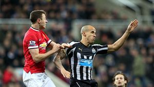 Suspendări dure pentru Evans și Cisse, după ce s-au scuipat reciproc