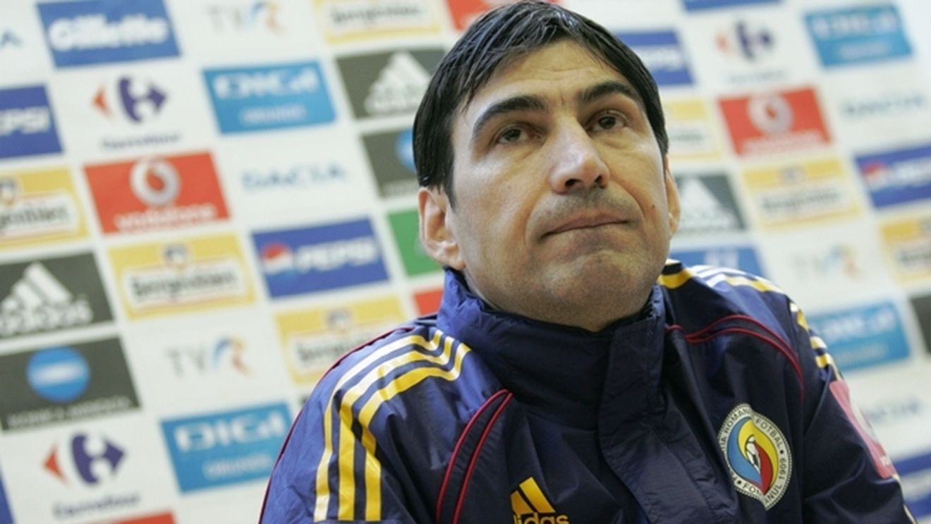 "Când ne mai calificăm? Stați să mai treacă 8 ani, să revin eu!":) Vezi analiza lui Pițurcă