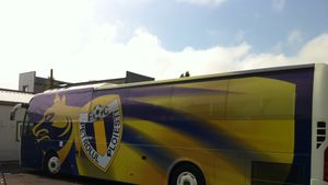 După ce a luat mai mulți jucători la Petrolul, Florian Walter a adus și autocarul de la Cluj!** Acesta a fost deja vopsit în culorile echipei FOTO