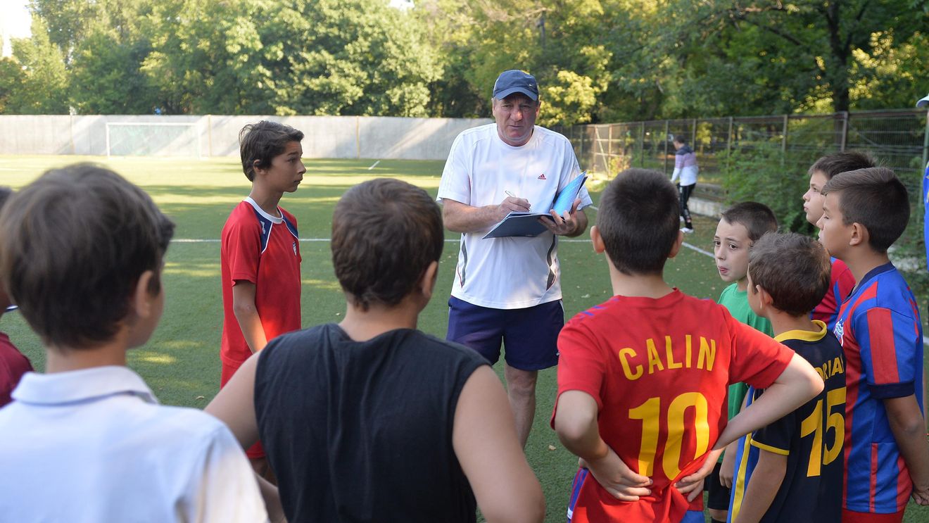 EXCLUSIV | Steaua îl acuză pe Bumbescu că i-a "furat" juniorii și i-a dus la CSA. "I-am luat din cauza condițiilor proaste, ne antrenam pe arșiță, un copil mi-a leșinat"