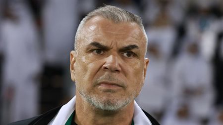 Cosmin Olăroiu i-a amuțit pe arabi. Ce a făcut în timpul meciului din semifinala Emirate – Maroc a devenit viral