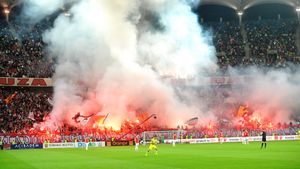 GALERIE FOTO | Dinamoviștii n-au mai avut coregrafie la derby, dar au făcut spectacol cu torțe și fumigene. Derby-ul a început cu 5 minute întârziere
