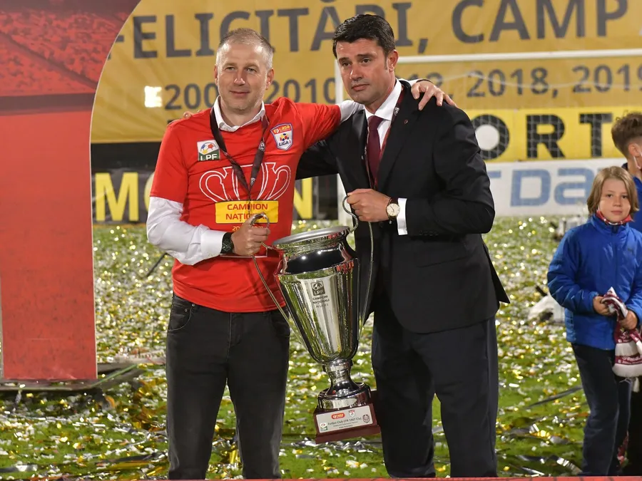 Marian Copilu (stânga) are vitrina plină de trofee!