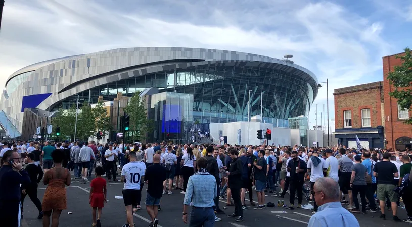 Pentru cei rămași pe dinafară! FOTO | Fanii lui Tottenham se adună pe noul White Hart Lane să urmărească finala Ligii Campionilor