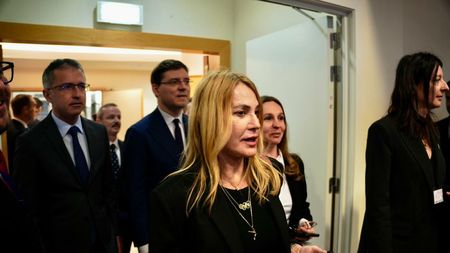Nadia Comăneci, primită ca o zeiță în Parlamentul Europei. Medaliații olimpici şi politicienii s-au strâns în jurul legendarei campioane