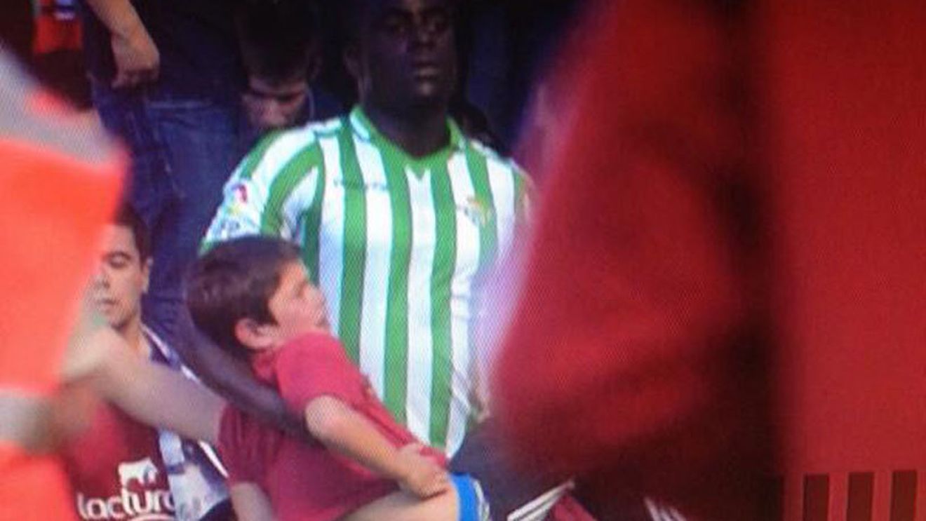 FOTO | Momente dramatice la meciul Osasuna - Betis. Un gard de protecție s-a prăbușit sub greutatea suporterilor