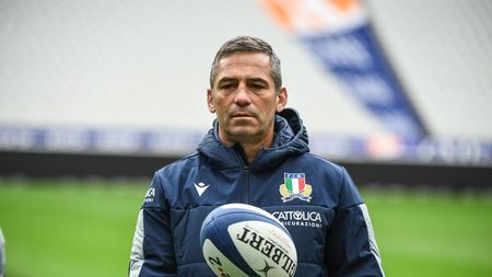 Italia are un selecționer sud-african la naționala de rugby. A antrenat Benetton Treviso timp de șase sezoane