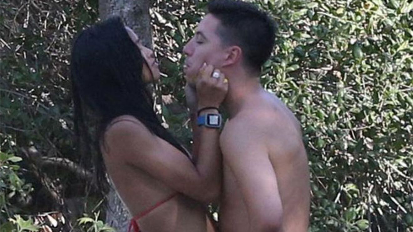 Fotbaliști în vacanță! FOTO | Samir Nasri, surprins în ipostaze foarte tandre alături de noua sa iubită