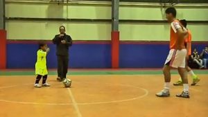 VIDEO** S-a înființat prima echipă de pitici din lume! Vezi cum arată Rooney și Muller în miniatură :)