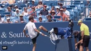 Incident fără precedent la Cincinnati! Daniil Medvedev a luat la șuturi o cameră video: „Scoateți-o de aici!" VIDEO
