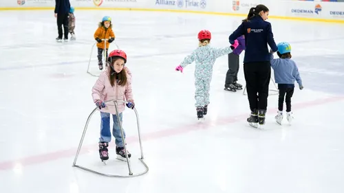 Inițiere pentru 150 de copii la Patinoarul Allianz-Țiriac Arena din Otopeni! „Se pun bazele unui mod de viață sănătos și activ