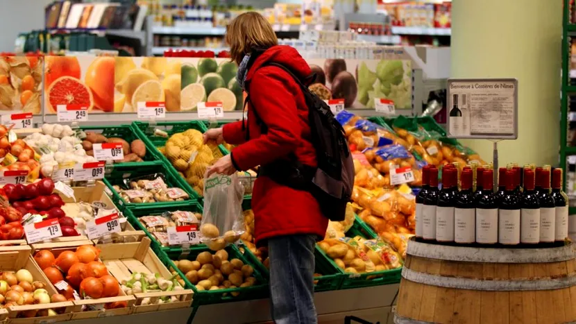 Un supermarket din România a introdus taxă pentru pungile de la raionul fructe-legume