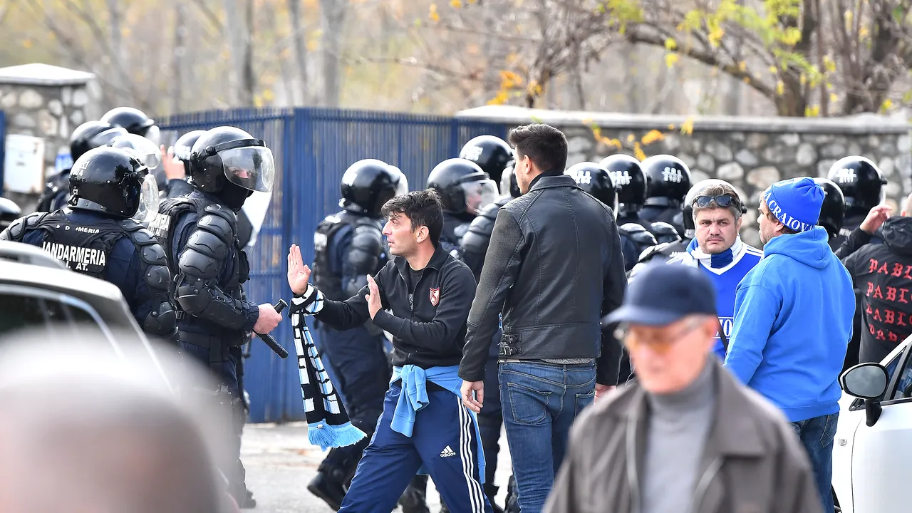 Incidente la Craiova vs Craiova! VIDEO | Suporterii au declanșat un incendiu în tribune! Jandarmii i-au alergat pe ultrași în afara stadionului