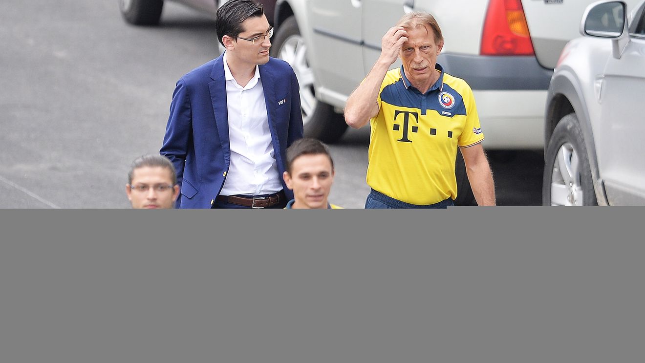 "Așa să fiți și la meci, să trageți unul pentru altul!"  Ce au fost puși 'tricolorii' să facă înaintea meciului cu Danemarca: nimeni nu a fost încântat