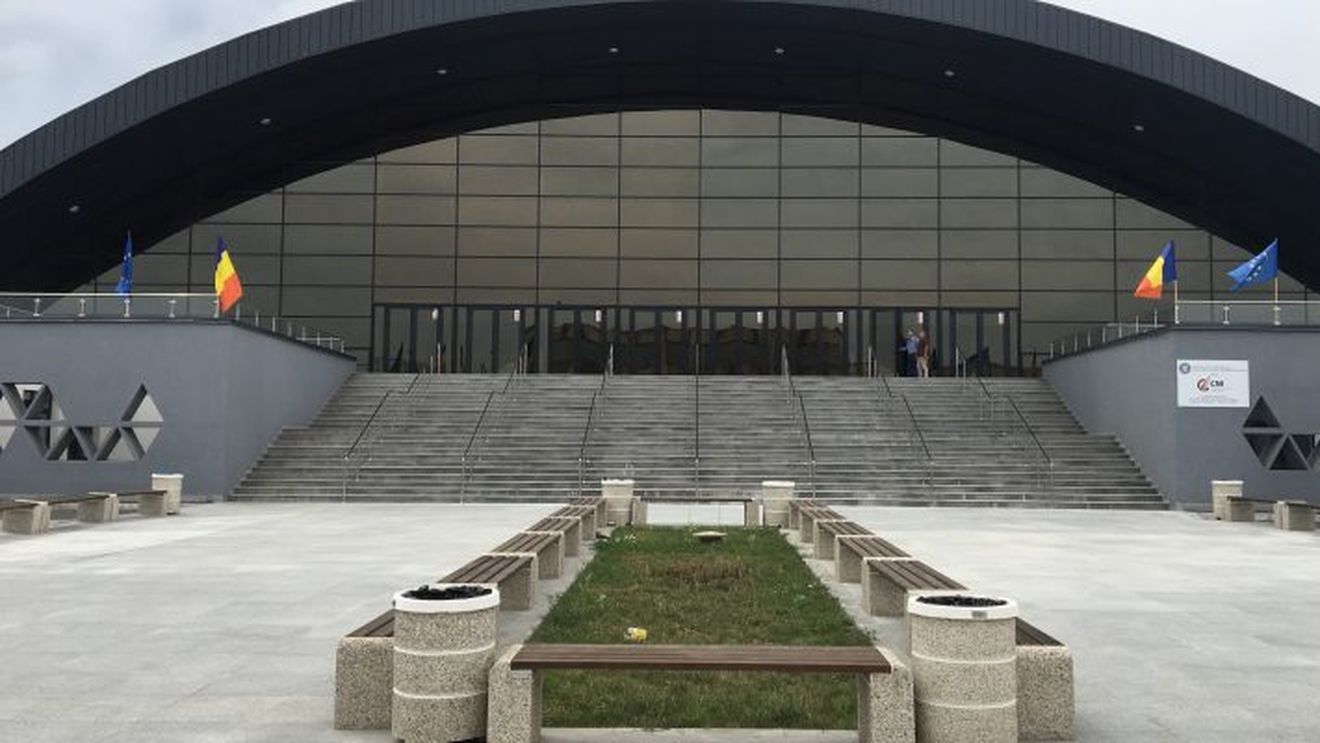 Probleme serioase la Sala Polivalentă din Alexandria! Au fost investiți peste 20 de milioane de lei, dar tavanul a cedat, iar aerul condiționat nu funcționează