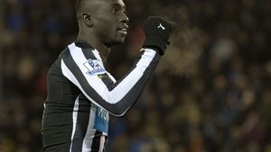 Papiss Cisse, suspendat retroactiv pentru trei meciuri pentru că l-a lovit cu cotul pe Seamus Coleman, în ultima etapă din Anglia