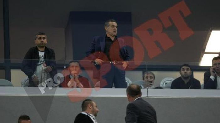 FOTO Gigi s-a rugat pentru "U"! Oficialii Stelei au fost prezenți la derby-ul Clujului