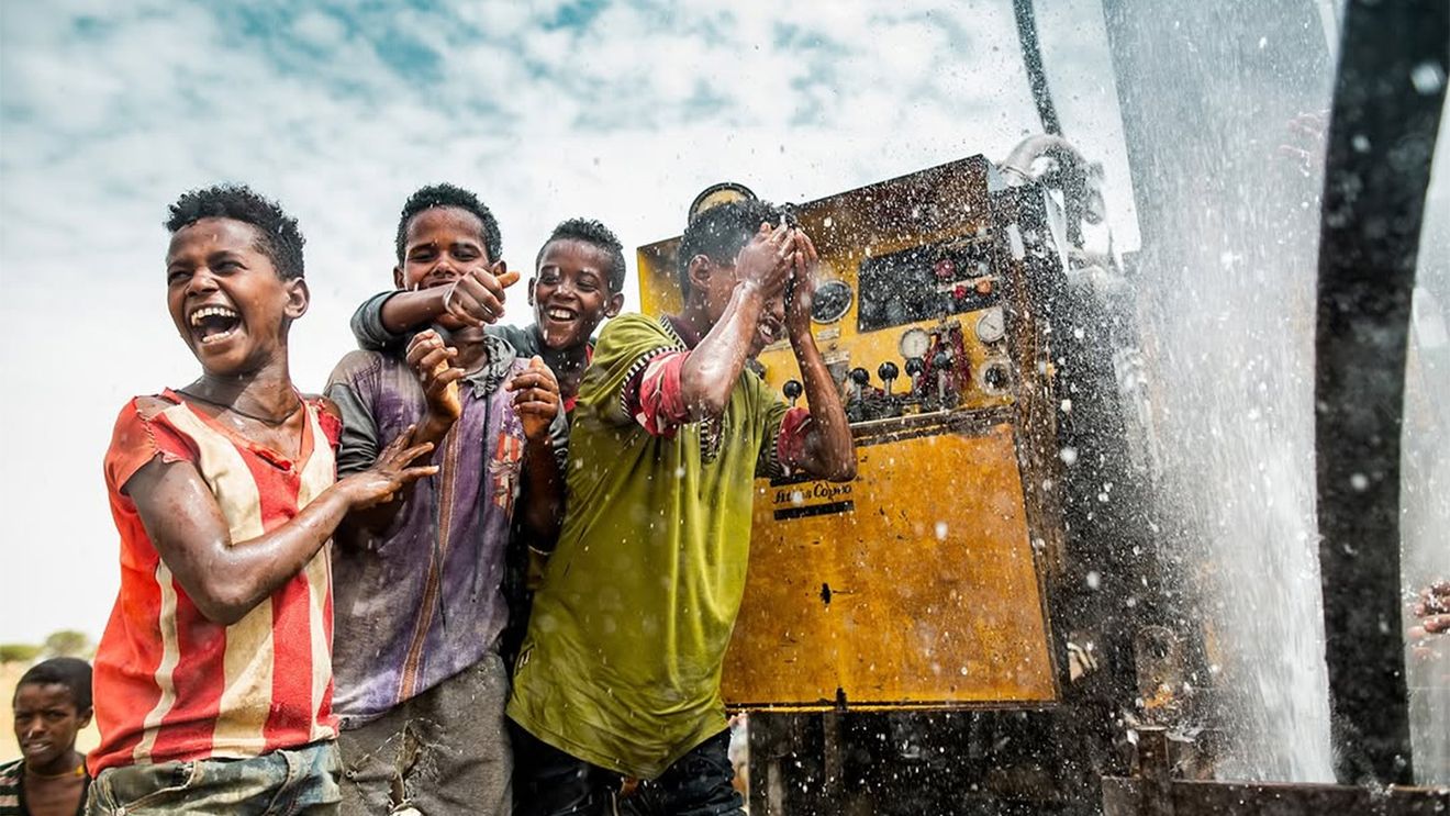 Ce transformare! A donat milioane de euro şi apă potabilă pentru 440.000 de oameni din Africa