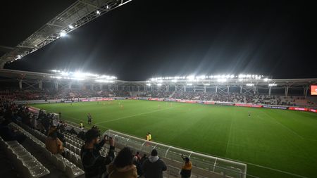 Momente amuzante pe „Arcul de Triumf”, la Dinamo - FC Buzău: „Ținând cont de situația materială a clubului...”. Cererea inedită făcut de crainic | VIDEO