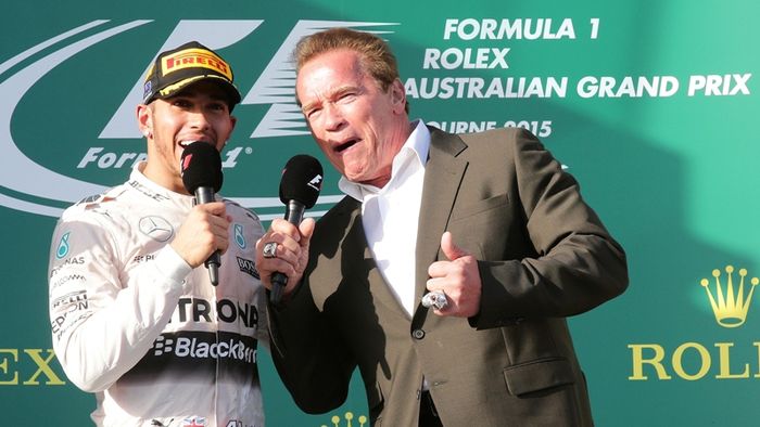 Terminator Hamilton. Câștigător al primei curse a sezonului, britanicul i-a dat replica pe podium lui Schwarzenegger: "Credeam că ești mai înalt, omule!". Cine a intrat în puncte în etapa inaugurală