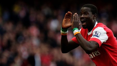 Arsenal i-a prelungit contractul lui Emmanuel Eboue!