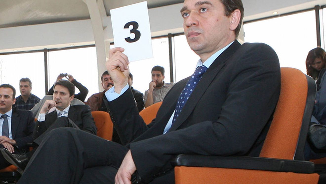 Patru posturi de sport identice!