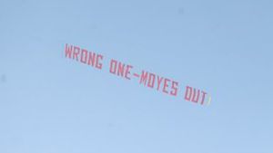 "Moyes afară". Bannerul de protest al fanilor lui United a zburat deasupra stadionului Old Trafford 