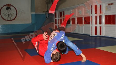 FOTO** A dat de pământ cu Marius Niculae!** "Marchez pentru tine!"