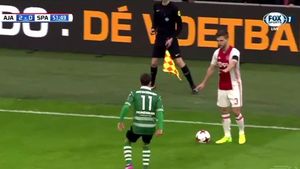 Cel mai parșiv gest al anului în fotbalul mondial! VIDEO | Vicecăpitanul lui Ajax s-a folosit de un coechipier accidentat pentru a oferi un moment uluitor: "Am fost isteț, dar colegii mi-au zis că m-ar fi bătut dacă le făceam lor așa ceva"