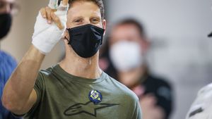 Imagini șocante din Formula 1! Cum arată mâinile pilotului francez Romain Grosjean după accidentul din Bahrain, în care monopostul său a luat foc