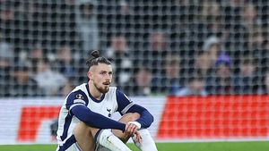 Lovitură grea pentru Radu Drăgușin. Tottenham a luat decizia