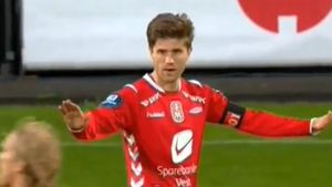 VIDEO Portarul a fost lăsat baltă de ai lui din compasiune pentru goalkeeperul advers!** O scenă incredibilă petrecută la un meci din Norvegia