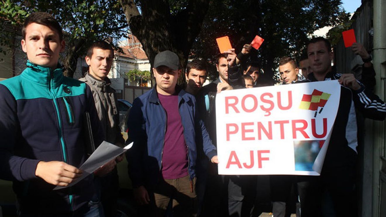 Scandal la Constanța: arbitrii au protestat în fața sediului AJF! "Fluierașii" amenință că nu se vor mai prezenta la meciuri
