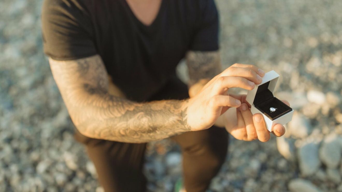 S-a pus în genunchi în fața iubitei, în fața unui stadion plin, și a cerut-o de soție. Ce a auzit apoi i-a distrus total momentul