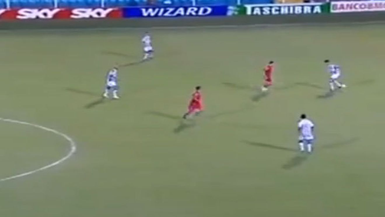 VIDEO Nu știi de cine să râzi mai întâi! Doi adversari au "comis-o" în aceeași fază