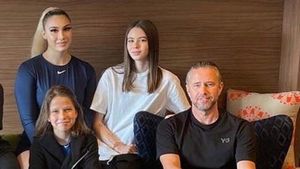 Pe ce a cheltuit Laurențiu Reghecampf bonusul de primăvară europeană de la FCSB. „Stau și mă uit și nu-mi vine să cred! Pentru Sarah și Rebecca sunt sute de mii de euro dați în ultimii 3 ani”