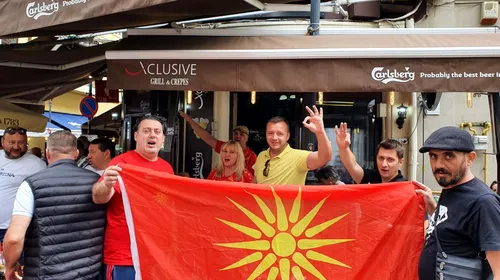 Fanii veniți din Macedonia de Nord au dat recital la București! Au petrecut superb după eșecul cu Austria și au făcut o horă în Centrul Vechi: „România, mulțumim!” | FOTO&VIDEO EXCLUSIV