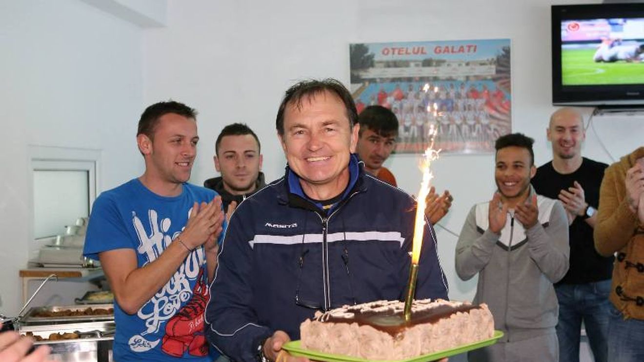 Ewald Lienen a împlinit astăzi 60 de ani, iar "oțelarii" i-au pregătit o petrecere surpriză. FOTO