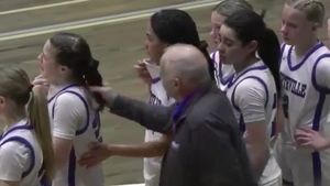 Antrenorul a tras-o de păr pe jucătoare. Decizia liceului a venit imediat